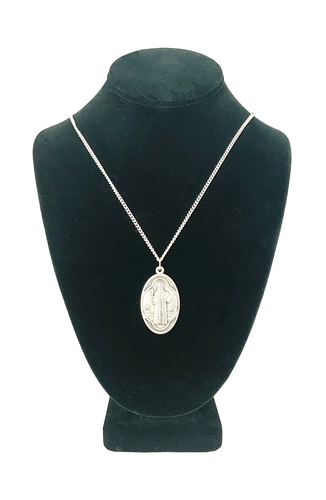 Medalla de San Benito sobre cuello